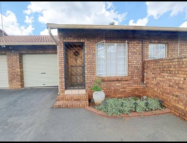 3 BEDROOM TOWNHOUSE FOR SALE IN WIERDA PARK